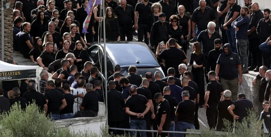 «Κανένα μίσος δεν γιατρεύεται με μίσος, η δικαίωση δεν έρχεται με αίμα» – Ξεσπά ο ιερέας που κήδευσε την Ευαγγελία