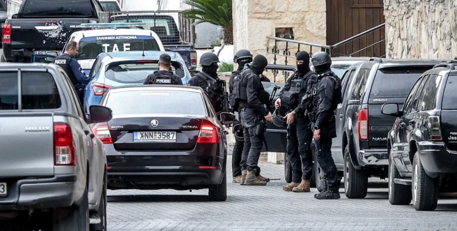 Παραδόθηκε και συνελήφθη ο αδελφός της νεκρής από τους πυροβολισμούς στα Βορίζια - Εκκρεμούσε ένταλμα εις βάρος του