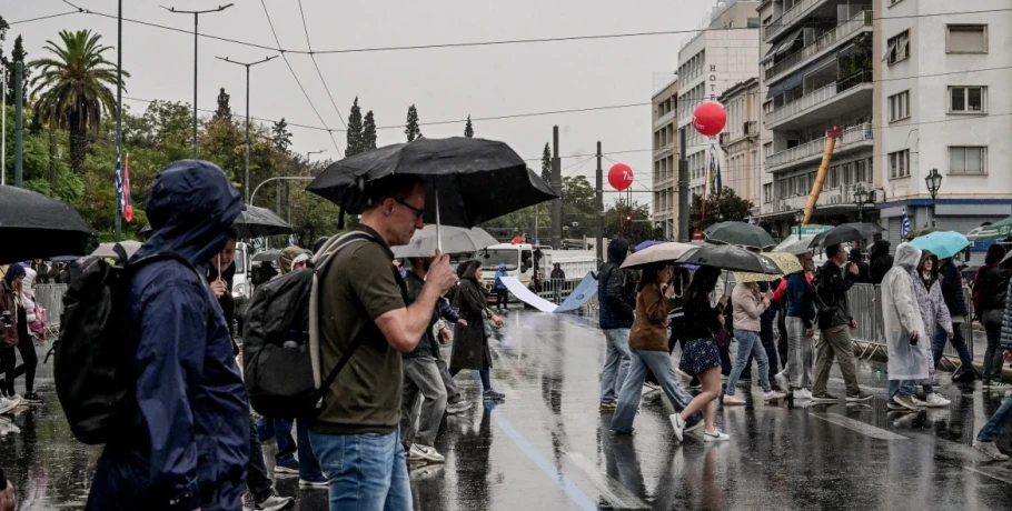 Καιρός: Επιδείνωση σήμερα με ισχυρές βροχές και καταιγίδες - Οι 8 περιοχές που θα επηρεαστούν περισσότερο, έντονα φαινόμενα και στην Αττική