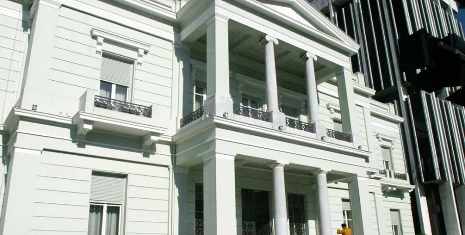 Άμεση η αντίδραση της Αθήνας στις δηλώσεις Ζαχάροβα: «Απειλές κατά κυρίαρχων κρατών απορρίπτονται αυτοδικαίως»