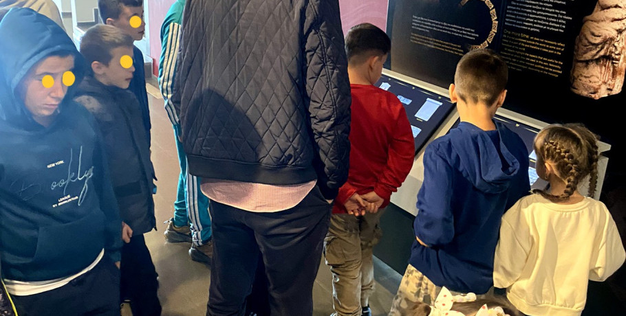 Μια σχολική μέρα γεμάτη Χριστούγεννα και Ιστορία για τους μαθητές των Σαρακηνών