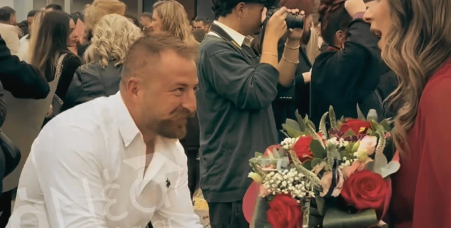 Πτυχίο και Βέρες: Η πρόταση γάμου που «έκλεψε» τις φωτογραφίες της ορκωμοσίας