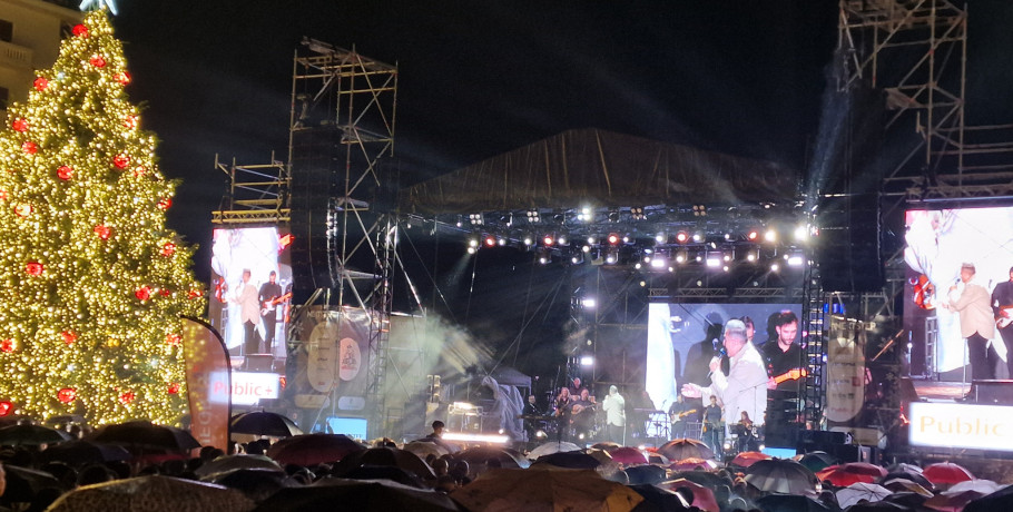 Η Θεσσαλονίκη φωταγώγησε το Χριστουγεννιάτικο δέντρο της – Ο Αντώνης Ρέμος μάγεψε το κοινό σε μια λαμπερή βραδιά