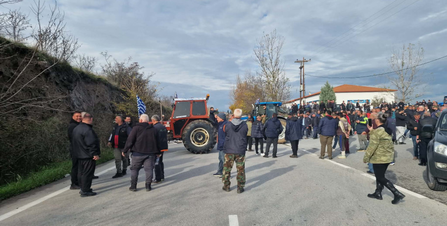 Στη Σκύδρα οι αγρότες - Κατέκλυσαν την πόλη με κατεύθυνση το Τελωνείο