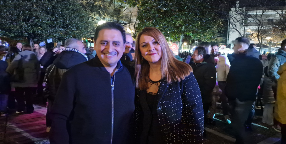 Λαμπερή παρουσία του Δημάρχου Έδεσσας Γιάννη Τσεπκεντζή και της συζύγου του Εύας Παπατούση στη φωταγώγηση του Χριστουγεννιάτικου δέντρου