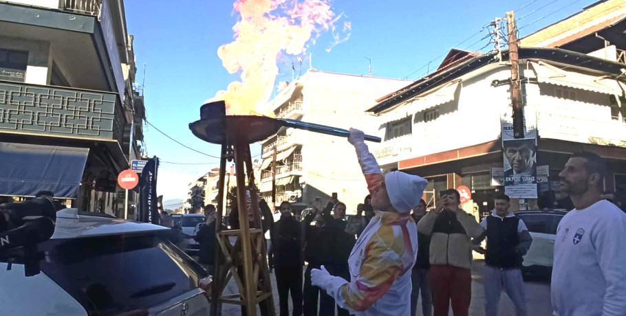 Γιαννιτσά: Ω, τι λαμπρότητα! / Η "Ολυμπιακή Φλόγα" ζέστανε το κέντρο της πόλης (φώτος)
