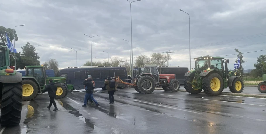 Αγρότες - Μπλόκο στα Πράσινα Φανάρια: Δικογραφία για τον οδηγό τρακτέρ που πέταξε πέτρα κατά αστυνομικών