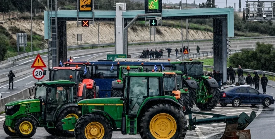 Αγροτικά μπλόκα: Έρχονται νέες κινητοποιήσεις - 6.000 τρακτέρ παραλύουν την Ελλάδα – «Χριστούγεννα και Πάσχα εδώ θα είμαστε»