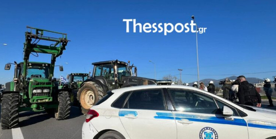 Θεσσαλονίκη: Οι αγρότες απέκλεισαν την πρόσβαση από την Μουδανίων προς το αεροδρόμιο Μακεδονία (ΦΩΤΟ+VIDEO)