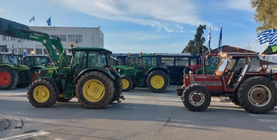 Στο λιμάνι του Βόλου για να το αποκλείσουν οι αγρότες στη σκιά της παρέμβασης του εισαγγελέα του Αρείου Πάγου