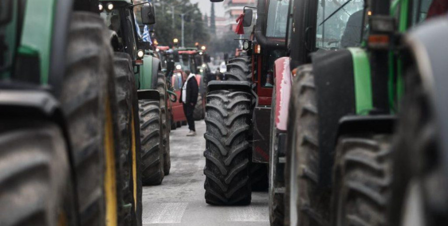Αγρότες κατεβάζουν τα τρακτέρ στις εθνικές – Η κυκλοφορία περιορισμένη μέσω εναλλακτικών διαδρομών