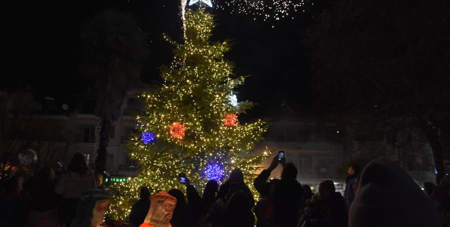Εντυπωσιακή Χριστουγεννιάτικη Ατμόσφαιρα στη Φωταγώγηση του Χριστουγεννιάτικου Δέντρου στην Πλατεία Καρατάσου Νάουσας