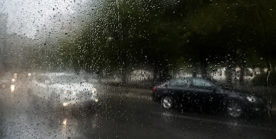 Η κακοκαιρία Adel «σφυροκοπά» τη δυτική Ελλάδα – Πλημμύρισαν δρόμοι και ήχησε το 112