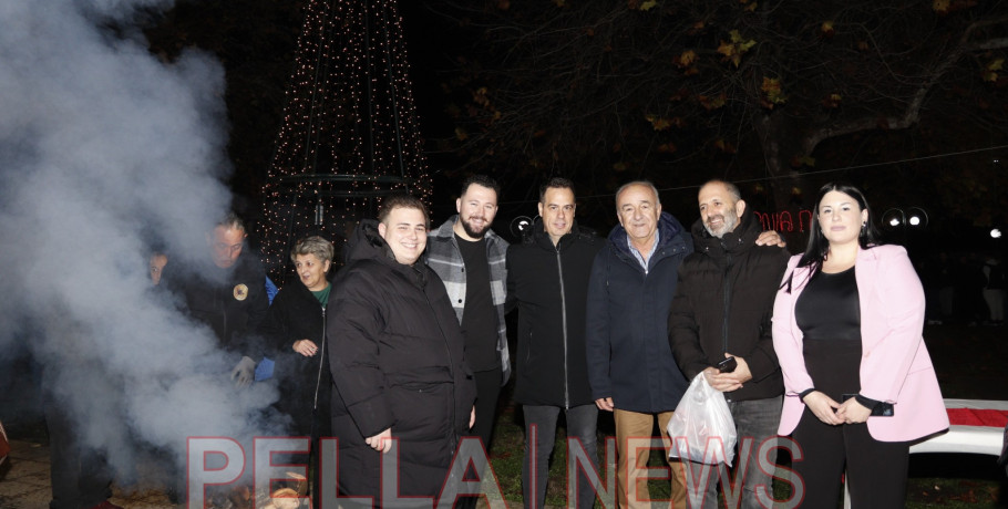 Φωταγώγηση του Χριστουγεννιάτικου Δέντρου στα Καλύβια Σκύδρας - Μια βραδιά γεμάτη λάμψη, ζεστασιά και χαμόγελα (φωτογραφίες-βιντεο)