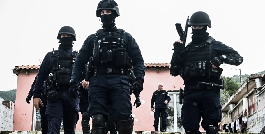 Το ελληνικό FBI βρήκε καλάσνικοφ και πιστόλια με σιγαστήρα στα Καλύβια - Μια σύλληψη, προετοίμαζε δολοφονία