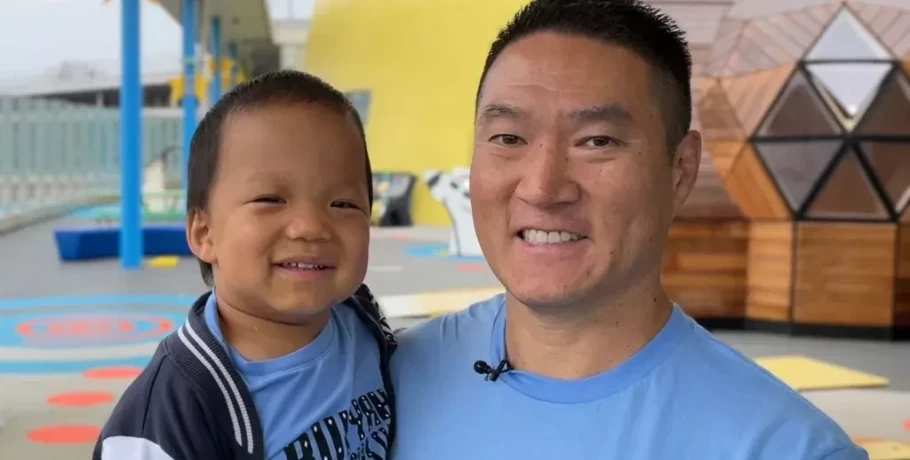 Ο 3χρονος Όλιβερ είναι το πρώτο αγόρι στον κόσμο που «νικά» σπάνιο σύνδρομο με γονιδιακή θεραπεία