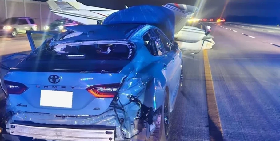 Απίστευτο περιστατικό στη Φλόριντα: Αεροπλάνο «προσγειώθηκε» πάνω σε αυτοκίνητο εν κινήσει