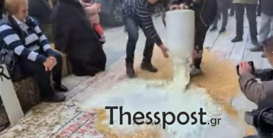 Λάρισα: Κτηνοτρόφοι πέταξαν γάλα, μπάλες από άχυρα και καλαμπόκι μπροστά στο δικαστήριο (VIDEO)
