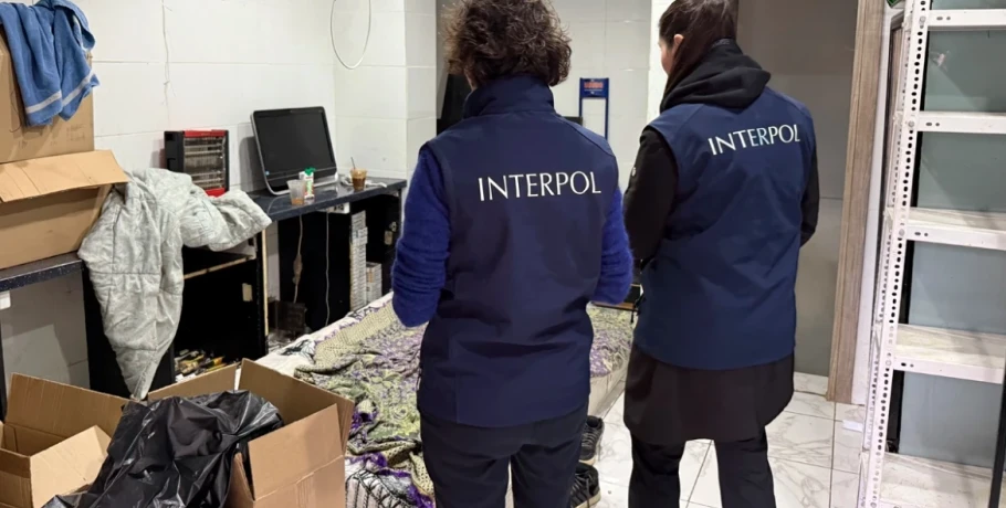 Συμμορία έφερνε παιδιά από το εξωτερικό και τα έβαζε να πουλάνε λαθραία τσιγάρα - Ζούσαν στοιβαγμένοι σε υπόγεια, όποιος αντιδρούσε έτρωγε ξύλο