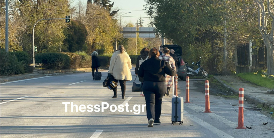 Πράσινα Φανάρια: Με τα πόδια στο αεροδρόμιο για να μη χάσουν τη πτήση – «Είναι καταστροφή» (ΦΩΤΟ+VIDEO)