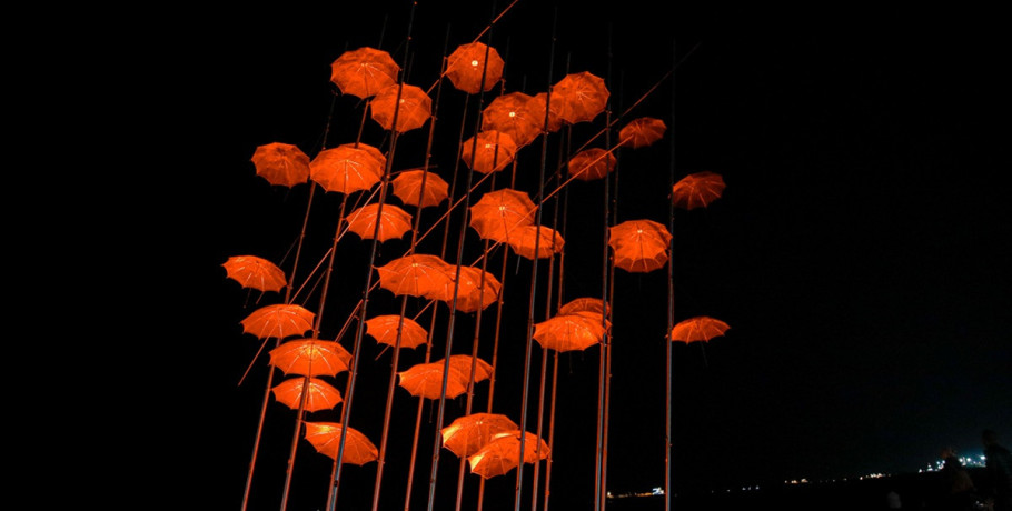 Θεσσαλονίκη: Στα πορτοκαλί σήμερα οι “ομπρέλες” του Ζογγολόπουλου για τη Διεθνή Ημέρα Εξάλειψης της Βίας κατά των Γυναικών