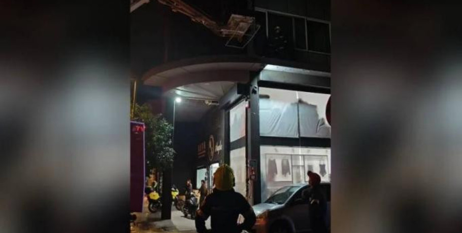 Κεραμεικός: Άνδρας έπεσε από τον 4ο όροφο και προσγειώθηκε σε πλάτωμα του 1ου