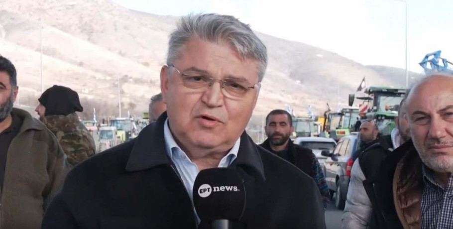 Στο μπλόκο της Σιάτιστας ο Δημήτρης Νατσιός: «Όλη η Ελλάδα στέκεται δίπλα στους αγρότες»