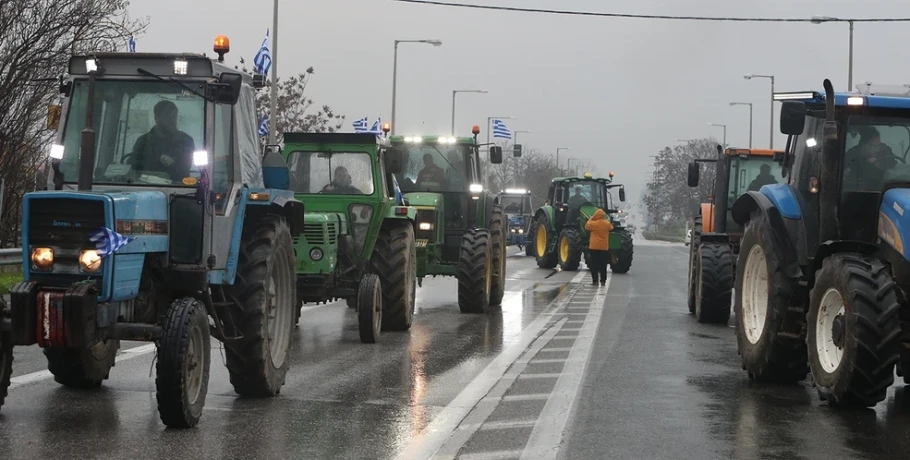 Κλιμακώνονται οι κινητοποιήσεις με τους αγρότες να δηλώνουν έτοιμοι να κάνουν Χριστούγεννα στους δρόμους – Πού υπάρχουν μπλόκα