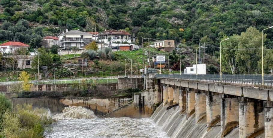 «Καταποντίστηκε η Δυτική Ελλάδα»: Πλημμύρισαν πόλεις, διασώζουν κατοίκους με βάρκες στη Φιλιππιάδα