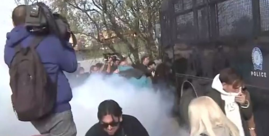 Ένταση στον Πλατύκαμπο: Αγρότες σήκωσαν στα χέρια περιπολικό (video)