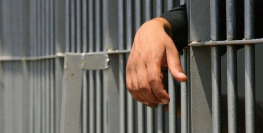 Κρατούμενος δάγκωσε αστυνομικό – Σκηνές “τρέλας” μέσα στην Αστυνομική Διεύθυνση