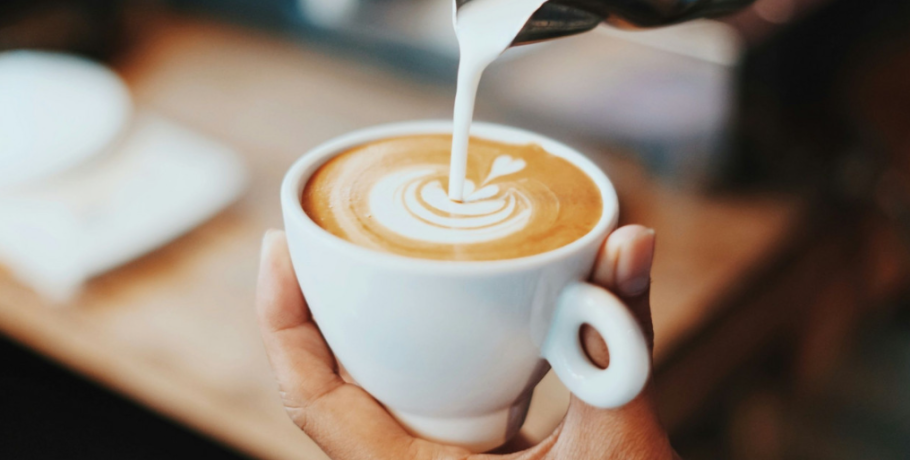 Νέα έρευνα: Τρεις – τέσσερις καφέδες την ημέρα είναι το μυστικό για πιο «νεανικά» κύτταρα