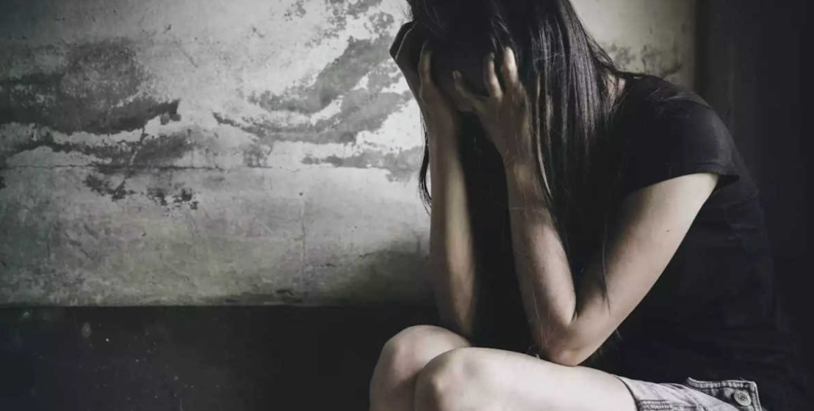 Βόλος: Βγήκε κρυφά από το σπίτι τα ξημερώματα και όταν γύρισε, “έφαγε” γροθιά από τον πατέρα της