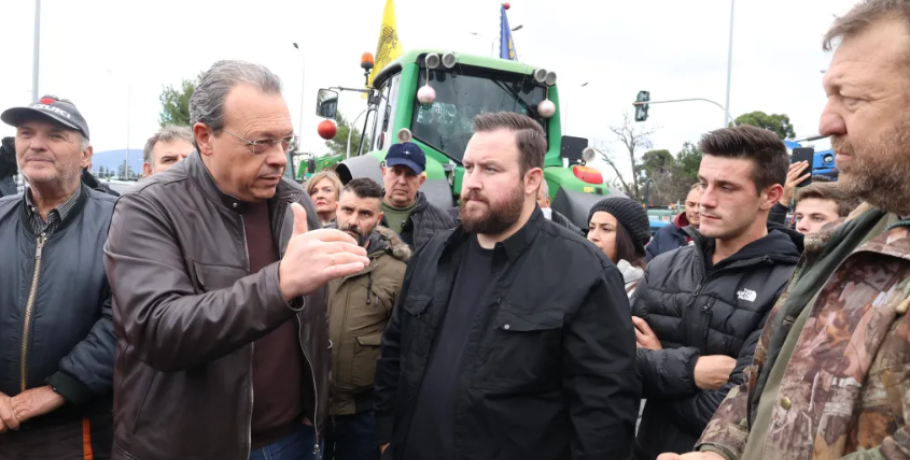 Φάμελλος από τα μπλόκα των αγροτών: «Είμαστε δίπλα σας»