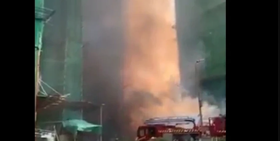 Ουρανοξύστης στο Χονγκ Κονγκ τυλίγεται στις φλόγες – Πολλοί εγκλωβισμένοι πολίτες