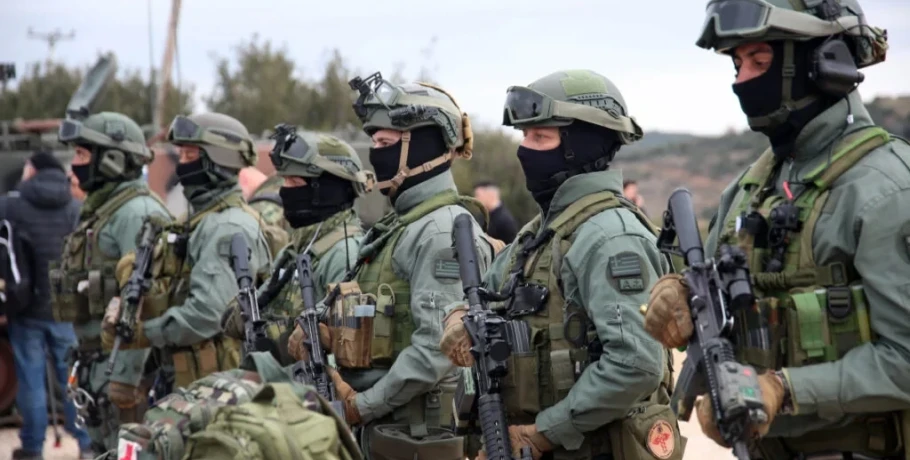 Ο Μακρόν ανακοινώνει εθελούσια στρατιωτική θητεία 10 μηνών