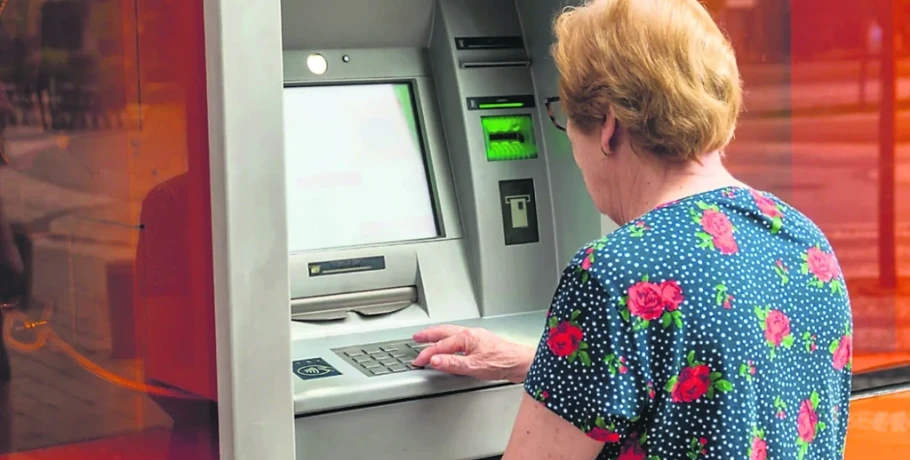 Συντάξεις Ιανουαρίου και επιδόματα: Ανατροπή με τις πληρωμές - Δείτε πότε θα πάτε στα ΑΤΜ