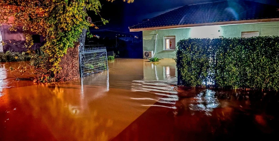 Η κακοκαιρία σαρώνει τη Δυτική Ελλάδα: Πλημμύρες, κατολισθήσεις, απεγκλωβισμοί και μπαράζ από 112 - Πώς θα εξελιχθεί ο καιρός τις επόμενες ώρες