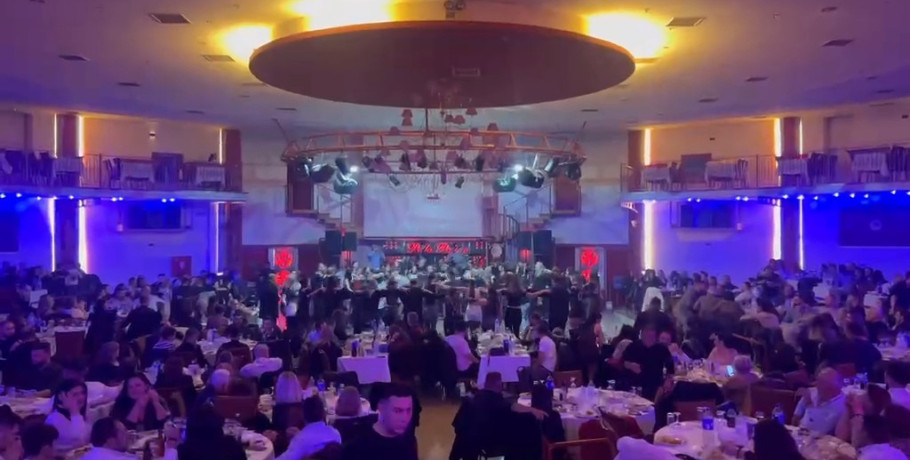 Η συνεχής επιτυχία του Πολιτιστικού Συλλόγου «Αμύντας» Καλυβίων επιβεβαιώθηκε στον ετήσιο χορό του