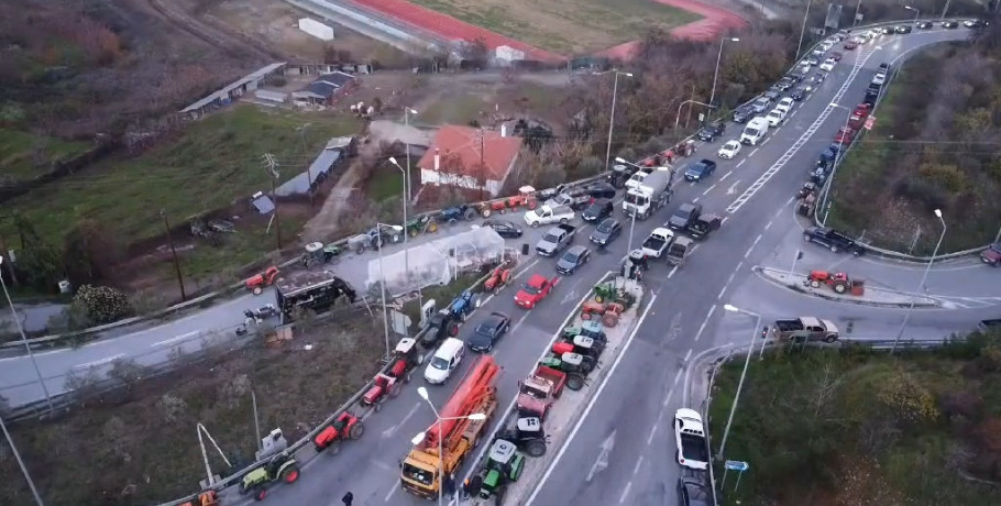 Δυναμικό μπλόκο αγροτών στην Έδεσσα – Κλιμακώνονται οι κινητοποιήσεις και τα αιτήματα
