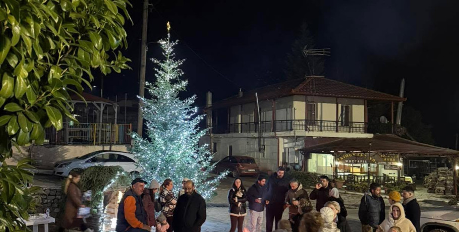 Αρχάγγελος: Σε γιορτινό κλίμα η φωταγώγηση του χριστουγεννιάτικου δέντρου στην πλατεία του χωριού