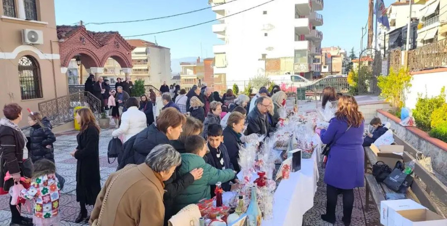 Με μεγάλη επιτυχία η Χριστουγεννιάτικη Έκθεση στον Ιερό Ναό Αγίων Κωνσταντίνου και Ελένης