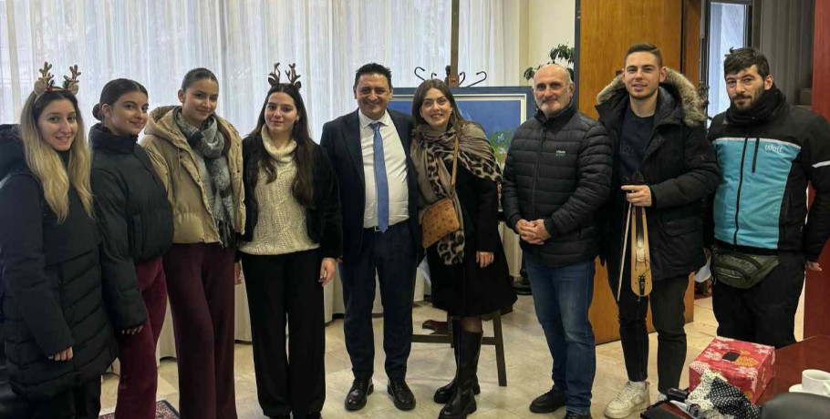 Ο Δήμαρχος Έδεσσας άκουσε τα κάλαντα – Ευχές για υγεία και χαρά σε όλα τα σπίτια