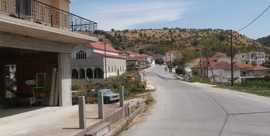 Προειδοποίηση για επικίνδυνη κολώνα στην είσοδο της Περίκλειας Αλμωπίας