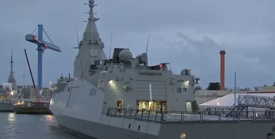 Ιστορική μέρα για το Πολεμικό Ναυτικό: Παρουσία του Νίκου Δένδια υψώνεται στη Λοριάν η ελληνική σημαία στην πρώτη φρεγάτα Belh@rra