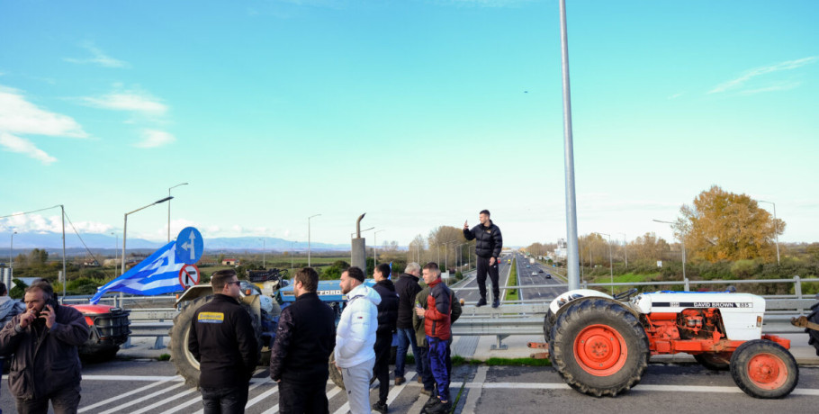 Παραμένουν οι αγρότες στο μπλόκο της Νίκαιας – Κλειστή η εθνική οδός Αθηνών - Θεσσαλονίκης