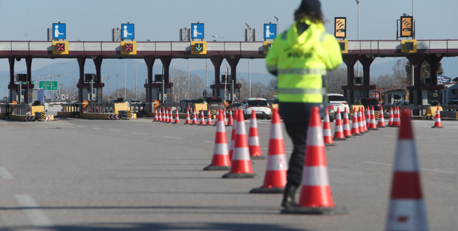 Λαμία: Συνεχίζουν τις κινητοποιήσεις τους οι αγρότες στο μπλόκο του Μπράλου με δίωρο αποκλεισμό παραδρόμων και επαρχιακού δικτύου