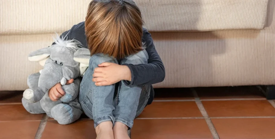 Θεσσαλονίκη: 55χρονη κατηγορείται ότι βίαζε τον γιο της οικιακής βοηθού της από όταν εκείνος ήταν εννιά ετών