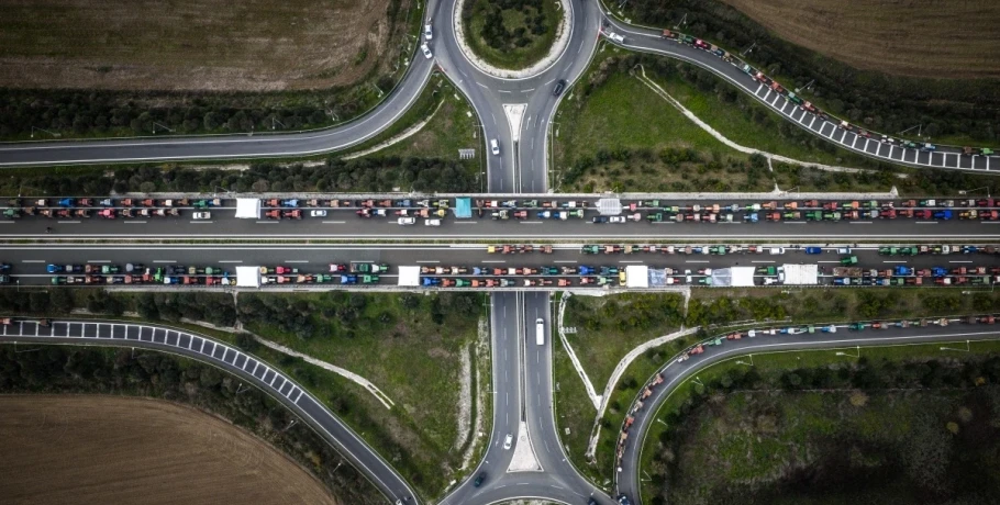 Αγρότες: Πληρωμές 1,2 δισ. € εντός Δεκεμβρίου - Αμετακίνητα τα μπλόκα