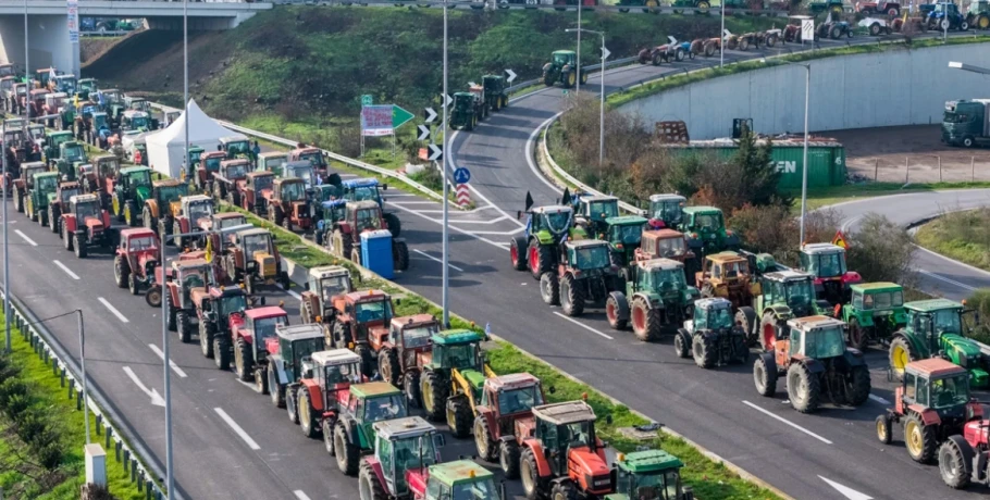 Δεύτερη ημέρα εξόδου για τα Χριστούγεννα με μπλόκα: Φόβοι για νέα ταλαιπωρία λόγω βροχής, αυξημένη κίνηση από νωρίς στη Ριτσώνα